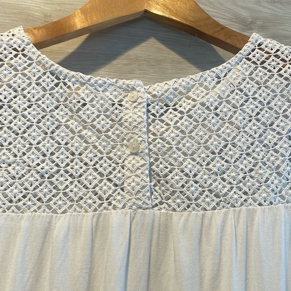 Old navy white tank. Size medium. - Picture 3 of 5